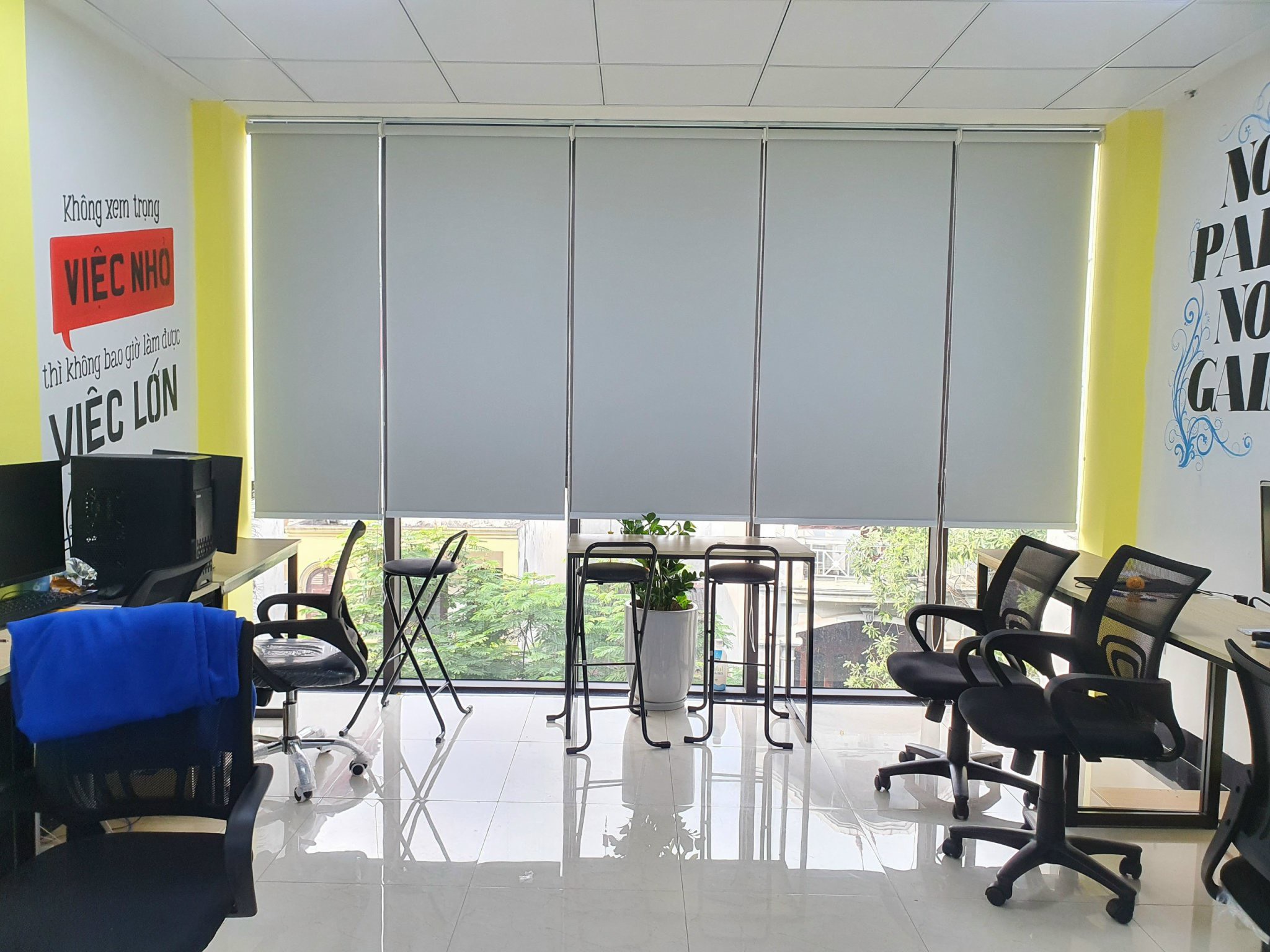 Rèm cuốn chống nắng đơn giản cho văn phòng tại phố Duy Tân, Hà Nội