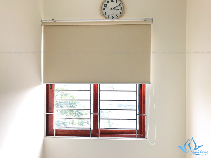 Rèm cuốn cửa sổ nhựa không chỉ tạo ra sự thuận tiện cho việc điều chỉnh ánh sáng mà còn giúp bạn tiết kiệm đến 30% điện năng. Hãy xem hình ảnh chi tiết và đừng bỏ lỡ cơ hội có được chiếc rèm cửa sổ nhựa tuyệt đẹp này!