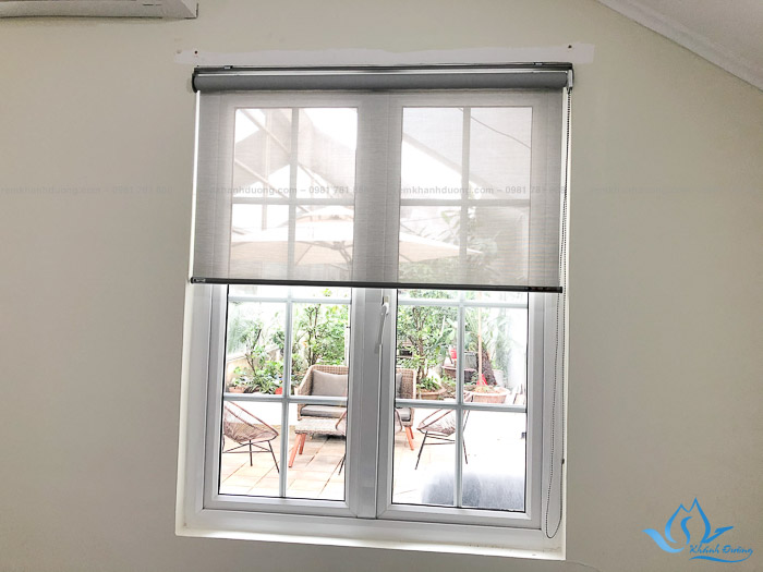 Rèm cuốn lưới cửa sổ vừa giúp bạn bảo vệ sự riêng tư cũng như trang trí cho phòng khách của bạn. Hãy xem hình ảnh liên quan để tìm hiểu các mẫu rèm cuốn lưới cửa sổ đẹp và phù hợp với phong cách trang trí nhà của bạn.
