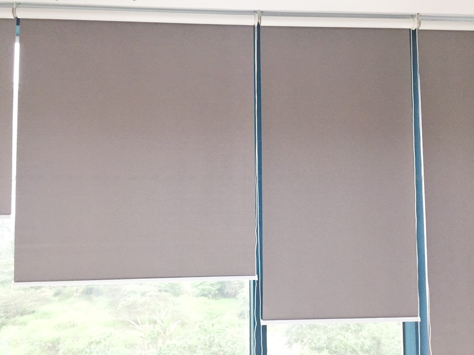Rèm cuốn chống nắng C553 được tạo nên từ chất liệu polyester có khả năng chống nắng, cách nhiệt cao