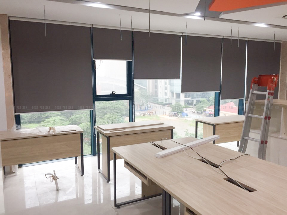 Mẫu rèm cuốn chống nắng cách nhiệt tráng silicon C553 được công ty bất động sản Mai Huy tại tòa nhà Hàn Việt Tower, quận Hai Bà Trưng, Hà Nội lựa chọn lắp đặt cho văn phòng công ty