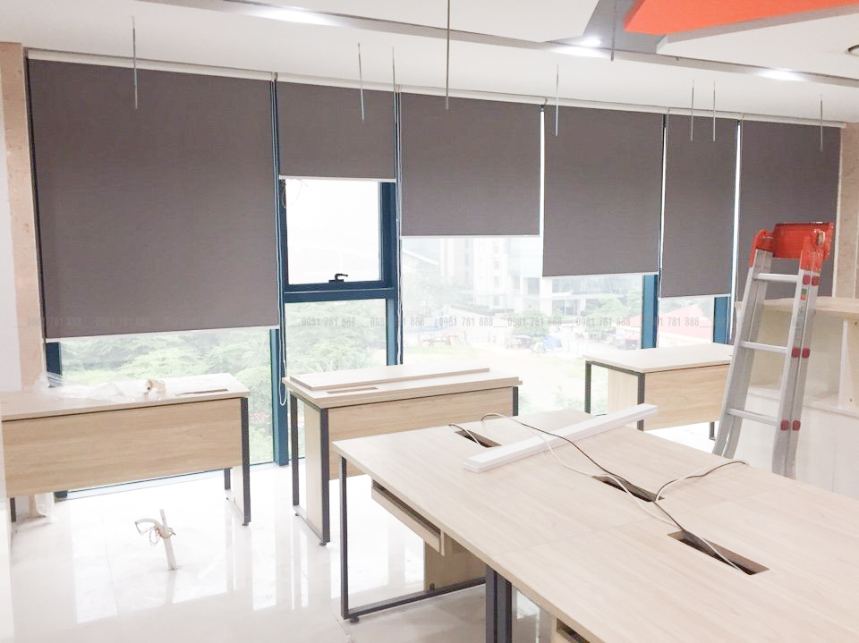 Rèm cuốn chống nắng C553 có màu xám nhạt phù hợp với những không gian văn phòng mang phong cách chuyên nghiệp