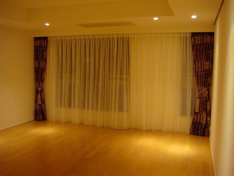 Rèm vải Bỉ RB – 12 màu trầm trong không gian đèn vàng mờ ảo của phòng khách