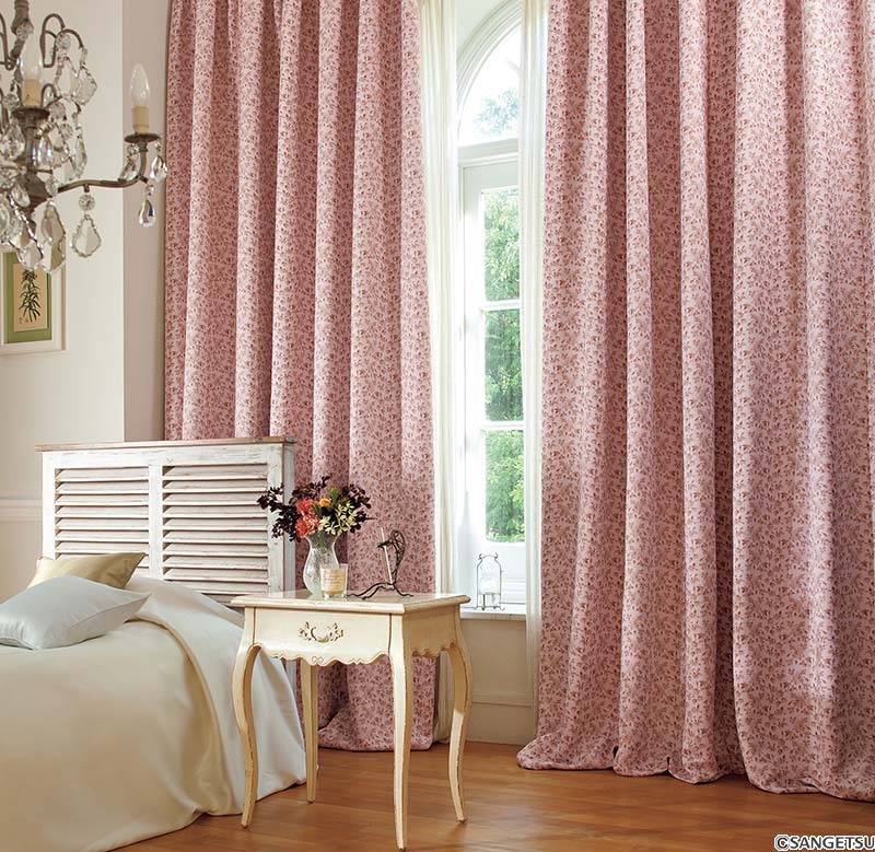 Rèm vải Bỉ họa tiết hoa nhí nhẹ nhàng được treo ở khung cửa sổ hướng nắng để tránh bức xạ từ tia UV