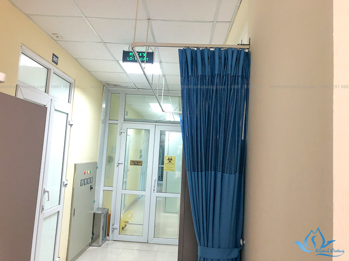 Rèm vải bệnh viện được thiết kế với 2 phần gồm phần vải lưới và phần vải đục