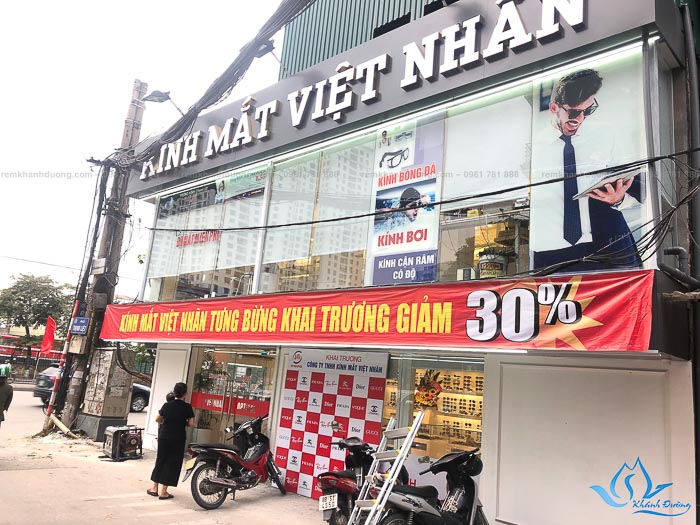 Mẫu rèm cửa sổ cuốn đẹp nhất cho cửa hàng kính mắt tại Hà Nội 