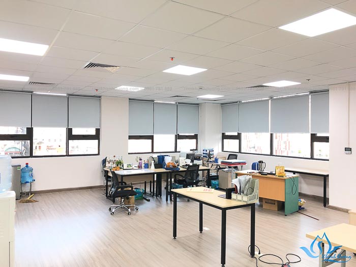 Với rèm cuốn văn phòng Hà Nội, không gian làm việc của bạn sẽ trở nên chuyên nghiệp và sang trọng hơn. Thiết kế hiện đại, tiết kiệm diện tích và dễ dàng vệ sinh.