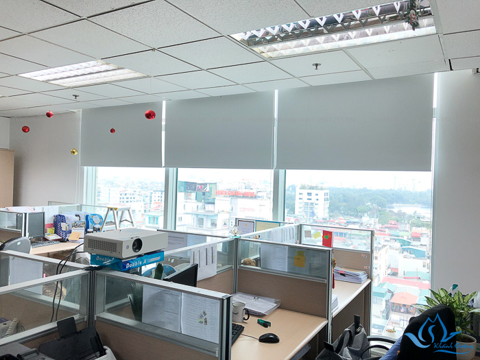 Rèm cuốn giúp điều chỉnh ánh sáng trong không gian văn phòng hiện đại
