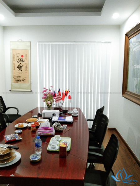 Mẫu rèm lá dọc đẹp phù hợp cho không gian văn phòng phố Nguyễn Tuân, Hà Nội