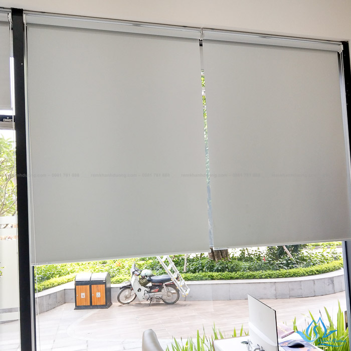 Rèm cuốn chống nắng được cấu tạo với phần hộp rèm gọn gàng và hệ thống dây kéo dễ dàng sử dụng