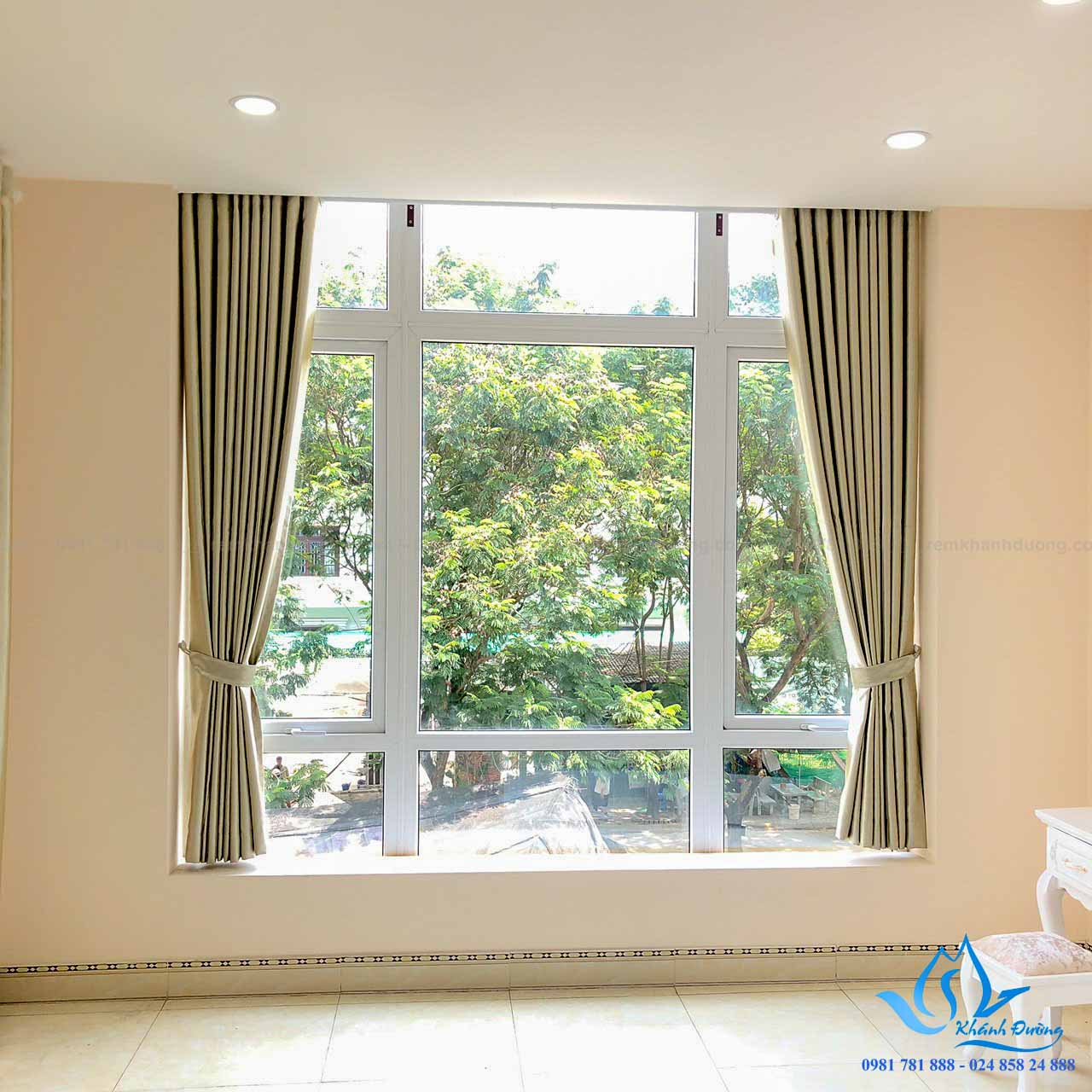 Muốn tạo cảm giác sang trọng và đơn giản cho căn phòng của bạn? Rèm cửa sổ nhỏ đơn màu là lựa chọn tuyệt vời. Với tông màu nhẹ nhàng và vải đẹp, rèm sẽ giúp tăng tính thẩm mỹ cho căn phòng của bạn một cách dễ dàng.