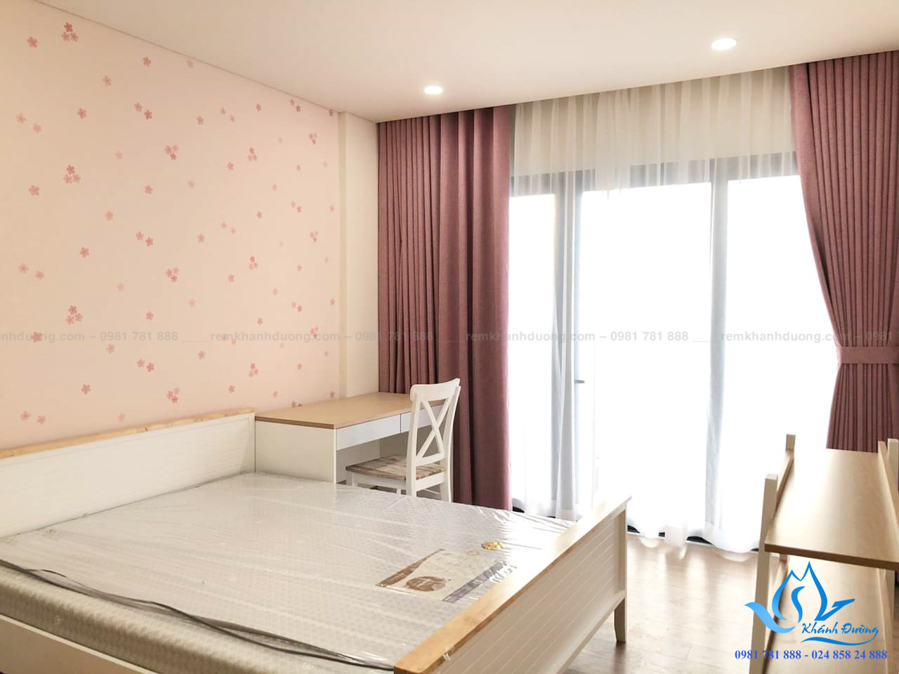 Rèm cửa phòng ngủ màu hồng đẹp đã trở thành xu hướng thịnh hành trong thiết kế nội thất phòng ngủ. Bởi vì nó mang đến sự ấm áp, dịu ngọt và tình cảm cho không gian. Ảnh minh họa sẽ cho bạn một cái nhìn sâu hơn về sức hút của rèm cửa phòng ngủ màu hồng đẹp này.