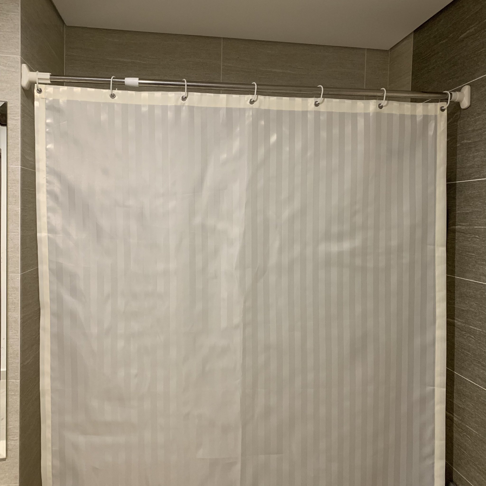 Rèm phòng tắm chống nước được nâng cấp với công nghệ cực kỳ hiện đại, sản phẩm sẽ giúp giữ phòng tắm của bạn luôn khô ráo, tránh sự cố sẩy nước không đáng có. Với lớp chống thấm, rèm phòng tắm cho bạn sự an toàn tuyệt đối trong mỗi lần sử dụng.