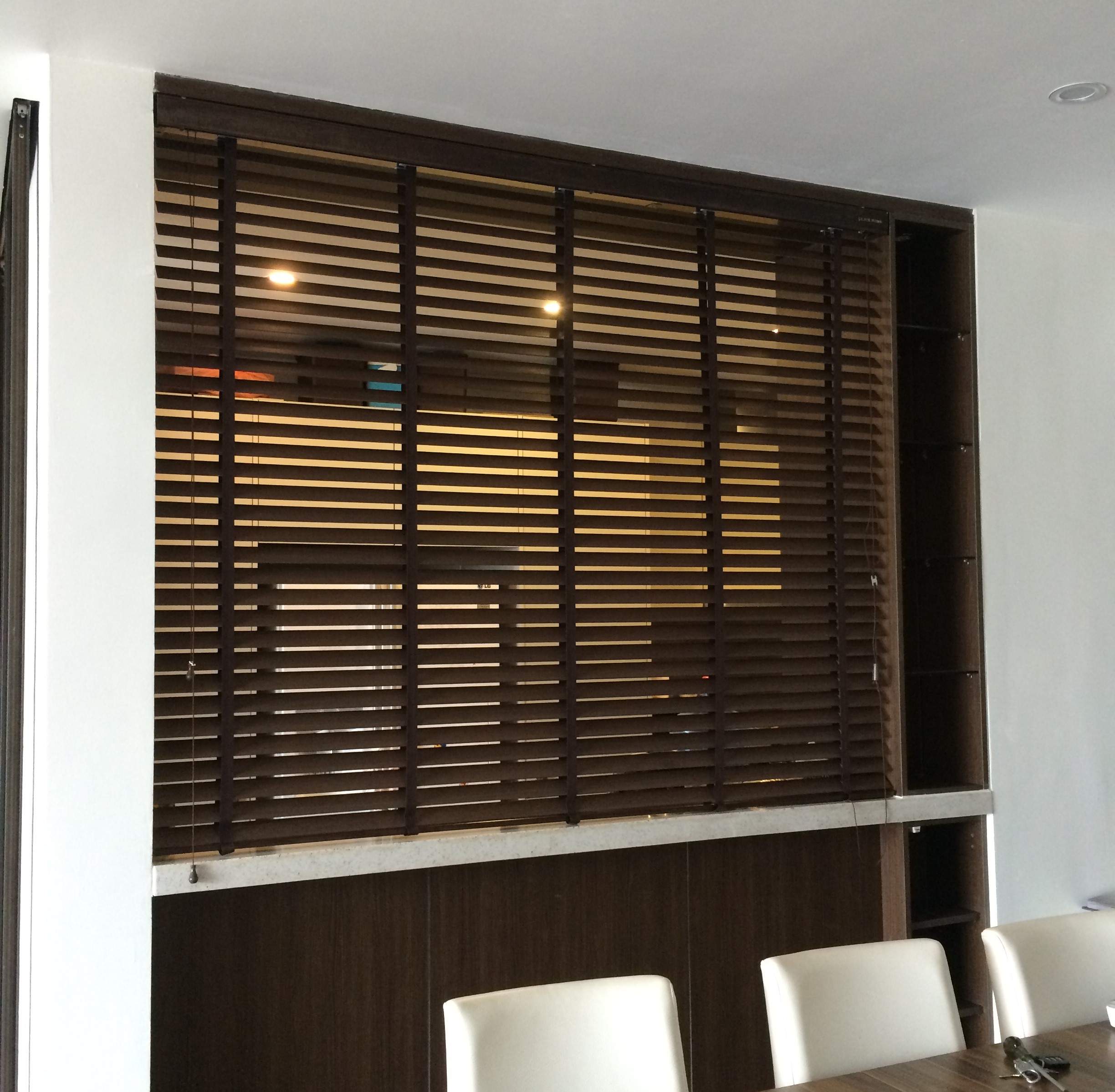 Rèm gỗ tùng tự nhiên được lắp đặt trong không gian phòng bếp 