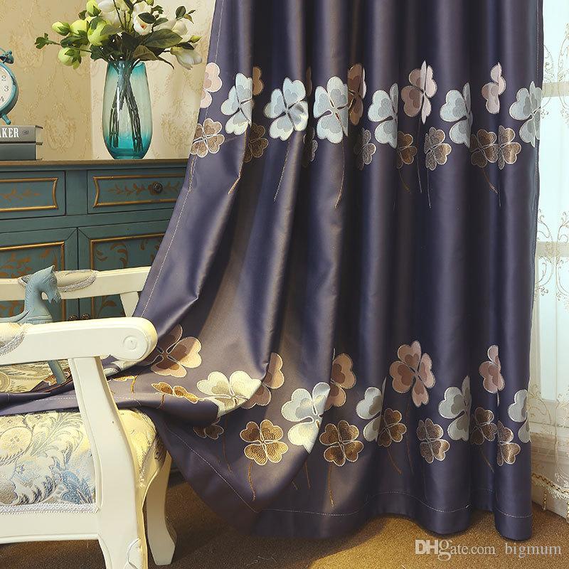 Bộ rèm mang màu tím huyền bí cùng hoa văn thêu to nổi bật