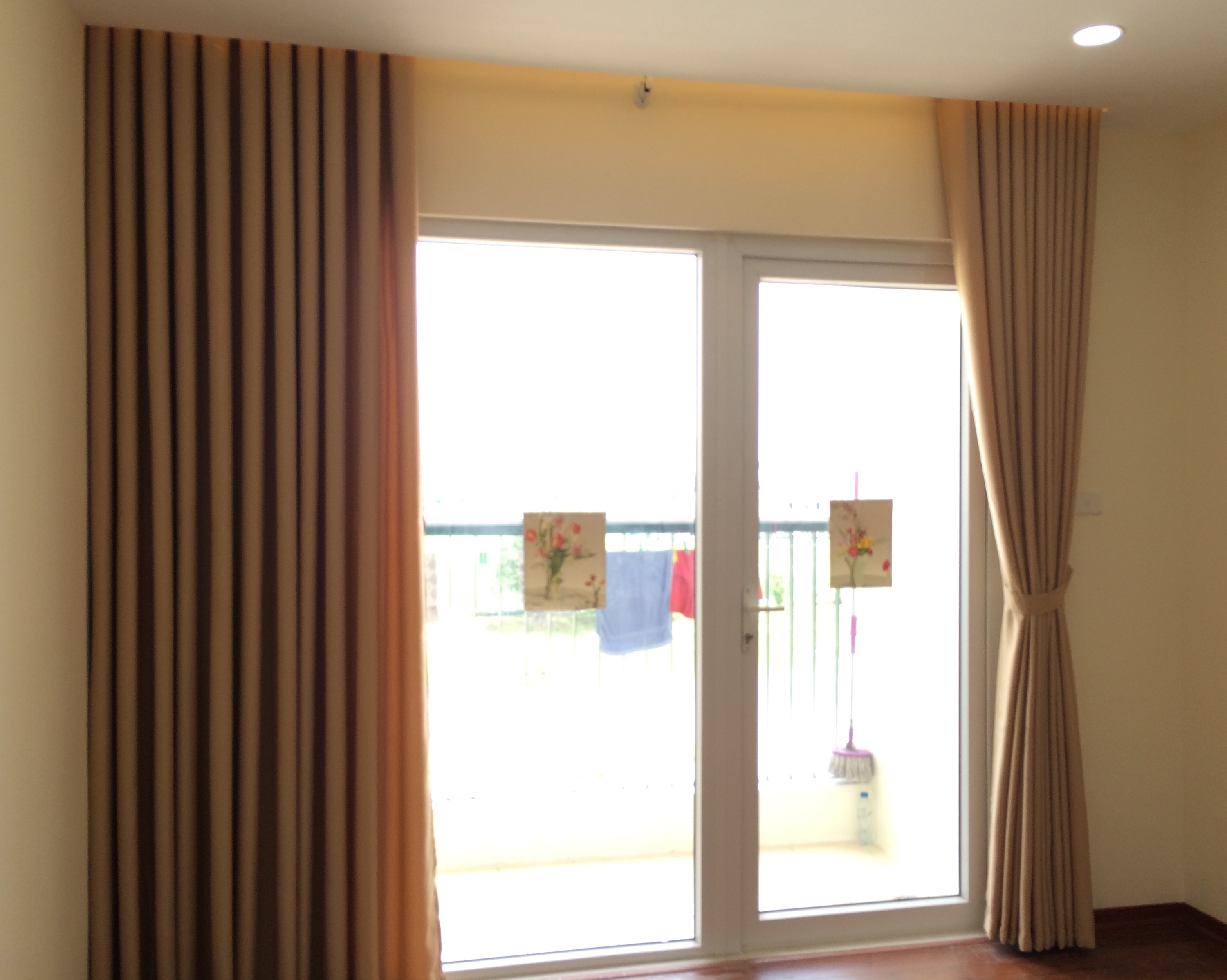Rèm vải một màu HH-639 có màu kem rất dễ sử dụng và kết hợp với các món đồ nội thất trong căn nhà