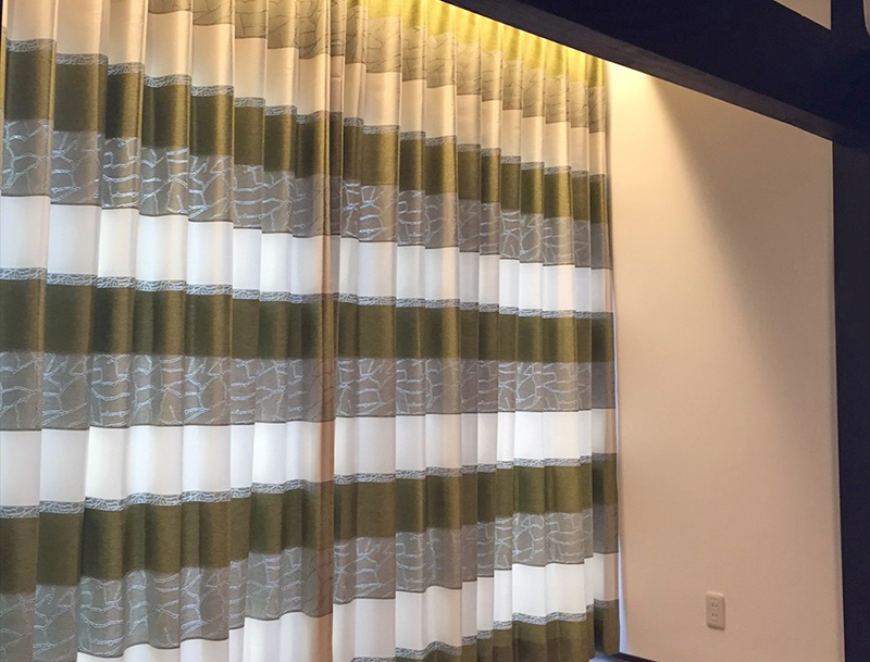 Mẫu rèm vải Bỉ RB -19 cao cấp họa tiết kẻ sọc ngang được lắp tại phòng khách chung cư ở Gia Lâm – Hà Nội