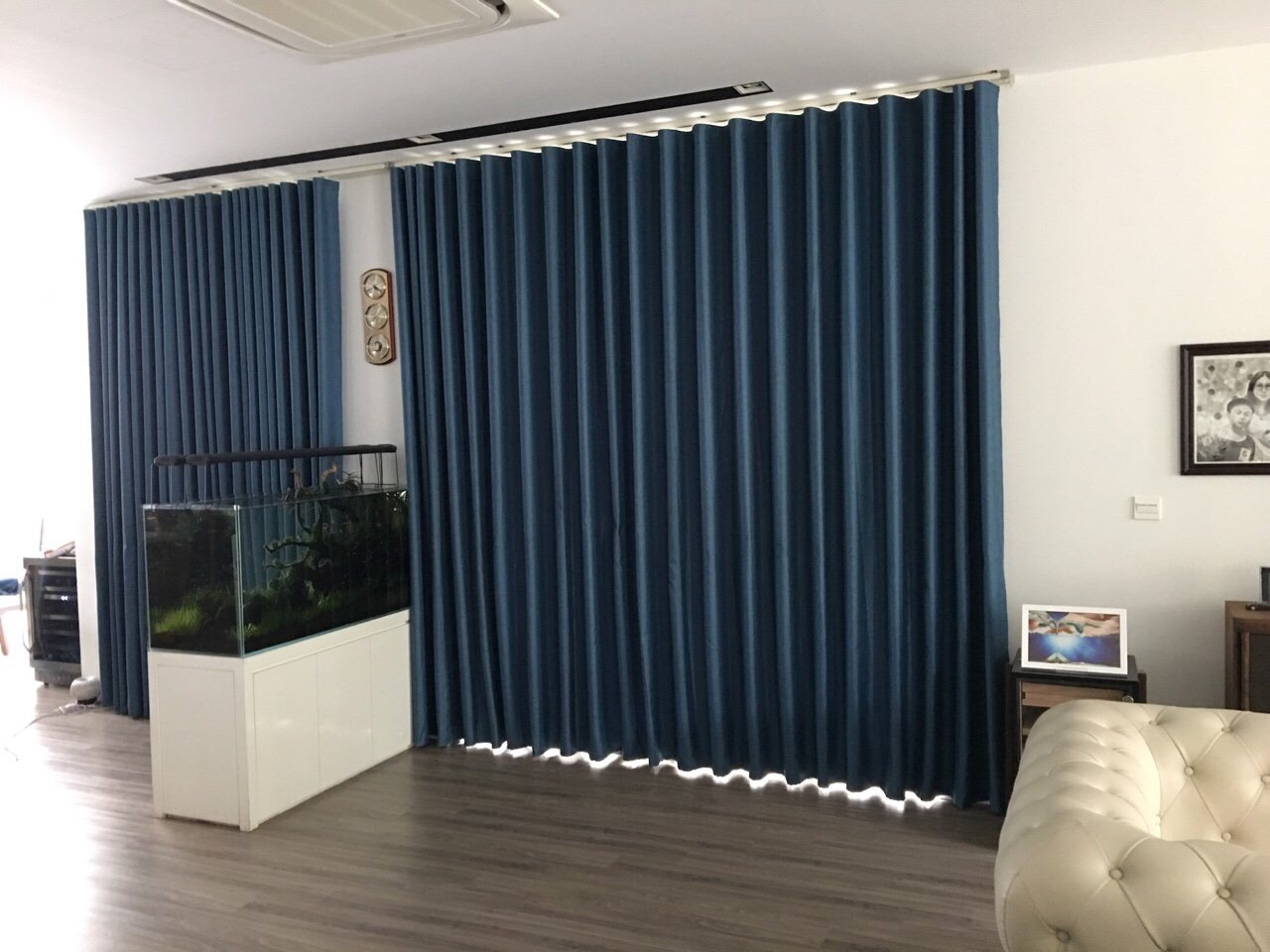Mẫu rèm vải Bỉ RB – 17 một màu xanh dương trên nền tường trắng của phòng khách rất đơn giản mà sang trọng