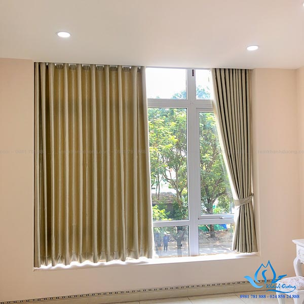 Rem vai cản nắng cho cửa sổ sẽ giúp bạn giữ được không gian sống mát mẻ và thoải mái hơn trong những ngày hè oi bức. Với khả năng chống tia UV và chống thấm, sản phẩm này sẽ bảo vệ cho căn phòng của bạn khỏi sự ảnh hưởng của tia cực tím và mưa nắng.