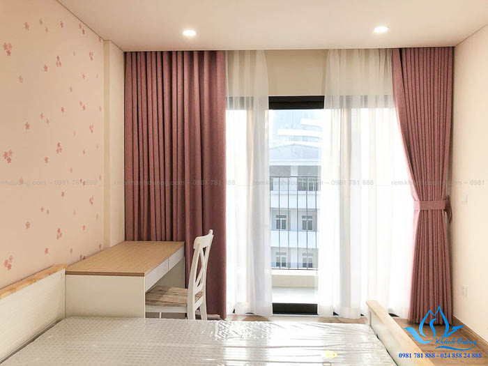 Rem cửa phòng ngủ màu hồng đang là xu hướng của năm 2024, khi màu hồng trở thành một màu sắc được ưa chuộng trong kiến trúc nội thất. Màu hồng mang lại sự tươi mới và nhẹ nhàng cho phòng ngủ của bạn. Bạn sẽ cảm thấy thư giãn và thoải mái khi một màu sắc nhẹ nhàng như hồng tràn ngập không gian phòng ngủ của mình!