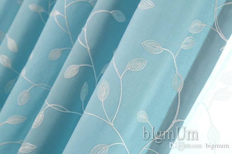 Bộ rèm vải gấm màu xanh biển nhạt kèm họa tiết hoa lá nhẹ nhàng