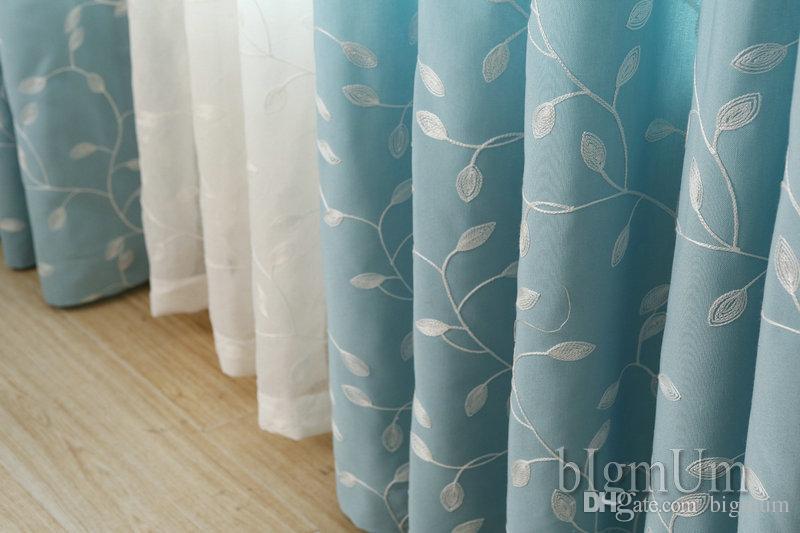 Bộ rèm vải họa tiết 2 lớp được may từ vải gấm và lớp voan tinh tế
