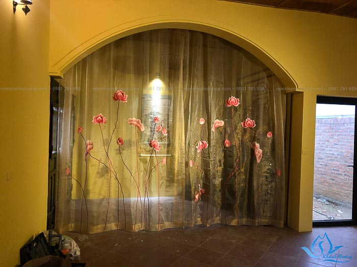 Rèm vải phòng thờ kiểu voan thêu hoa sen mã VT 28 ở Quốc Oai