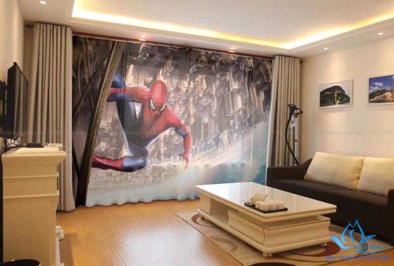 Lắp đặt rèm vải in tranh 3D hình người nhện tại phòng khách gia đình 