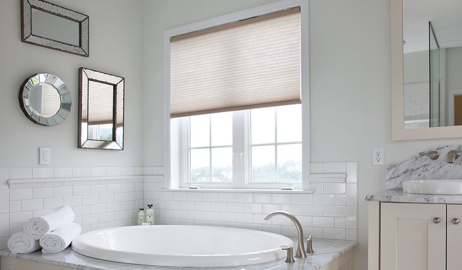 Rèm cuốn sử dụng cho cửa sổ phòng tắm nhằm tạo cảm giác riêng tư
