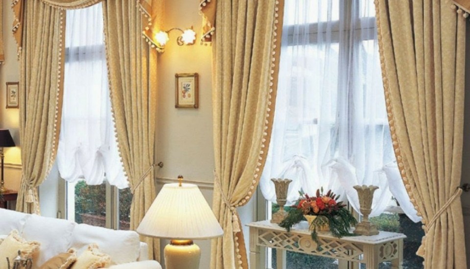 Rèm Tân cổ điển màu sáng được sử dụng để tăng thêm diện tích cho căn phòng