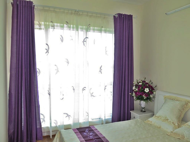 Phòng ngủ sử dụng rèm vải hai lớp lãng mạn