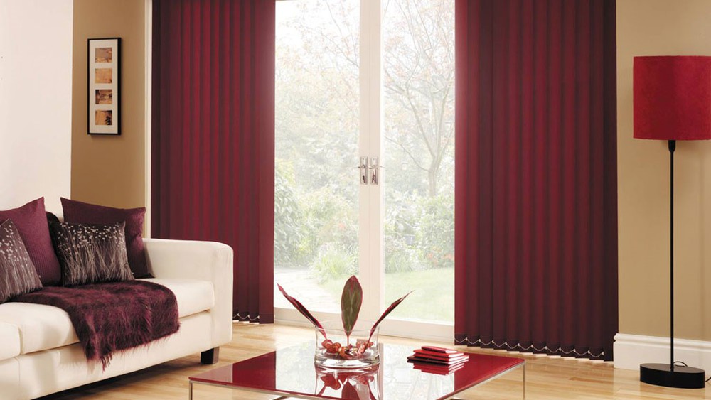 Rèm cửa màu đỏ tạo vẻ sang trọng cho phòng khách