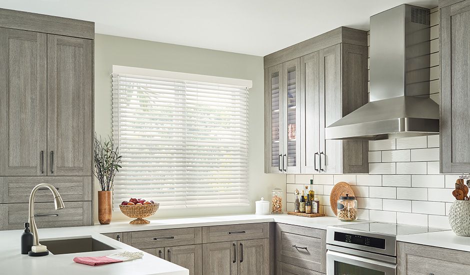 Với các mẫu rèm cửa bếp phù hợp với phong cách nội thất hiện đại, bạn sẽ khám phá được những hình ảnh cực kỳ ấn tượng và hài hòa trong không gian phòng bếp của mình. Để đảm bảo sự phù hợp với phong cách của bạn, chúng tôi cung cấp nhiều loại rèm cửa với nhiều màu sắc, kiểu dáng và chất liệu khác nhau.