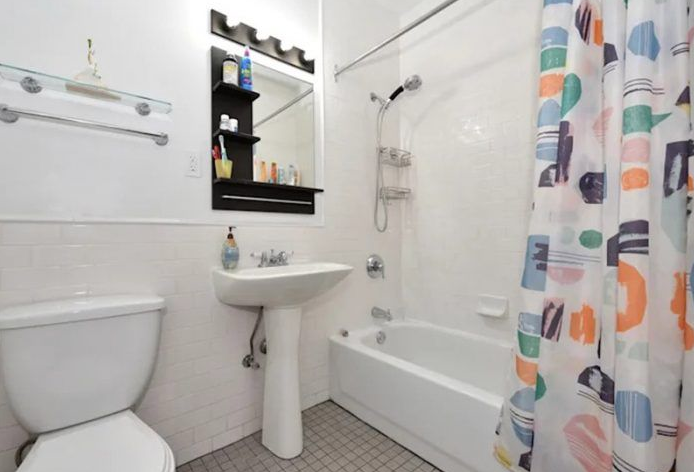 Rèm vải chia phòng tắm thành các không gian riêng tư