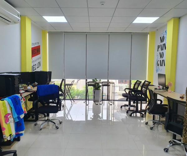 Rèm cuốn chống nắng đơn giản cho văn phòng tại phố Duy Tân, Hà Nội 2024