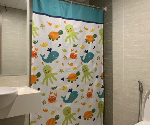Rèm nhà tắm hoa văn chuyên ngăn nước cho phòng các bé nhỏ