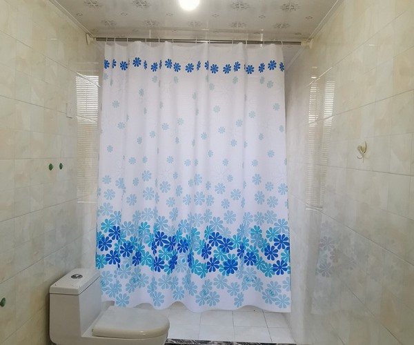 Rèm phòng tắm ngăn nước hoa văn nhẹ nhàng màu xanh