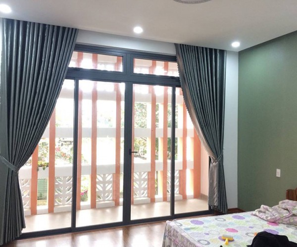 Rèm vải đẹp màu ghi phòng ngủ chống nắng cho biệt thự phố Nguyễn Chí Thanh