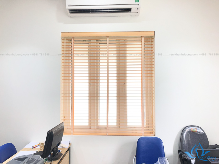 Sắc nâu nhạt thanh lịch của rèm cửa gỗ DKK02