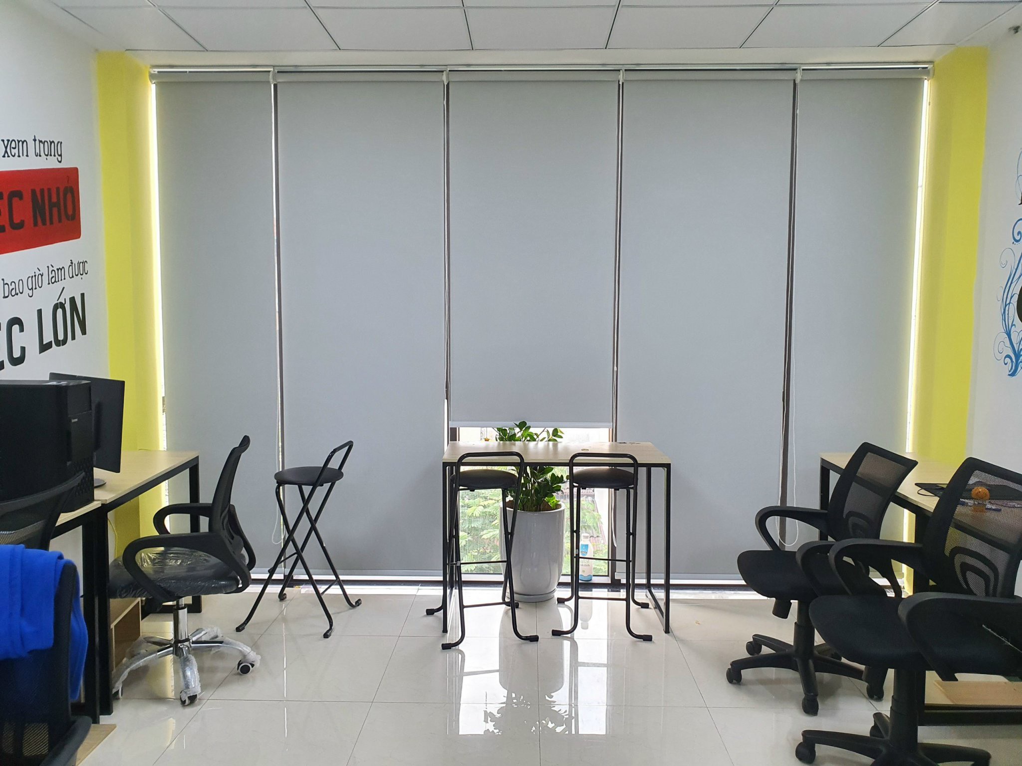 Rèm cuốn chống nắng đơn giản cho văn phòng tại phố Duy Tân, Hà Nội