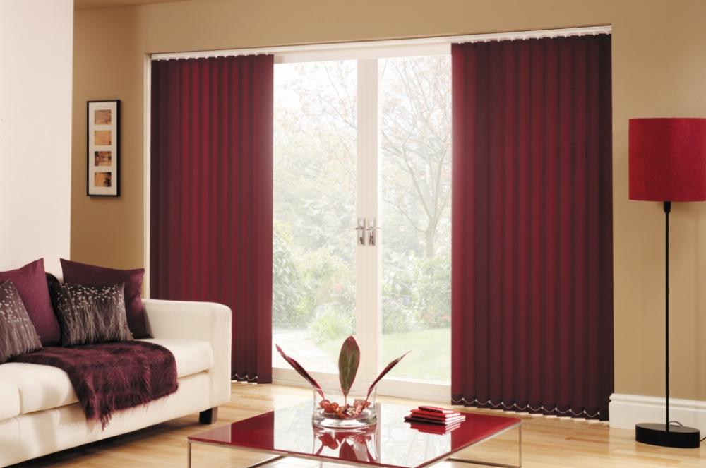 Dùng rèm cửa màu đỏ kết hợp với sofa màu trắng