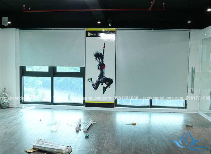 Rèm cuốn trơn cho phòng tập gym, yoga có độ bền cao, dễ sử dụng