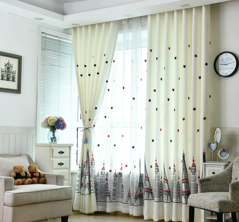 Rèm vải màu trắng cùng màu sofa