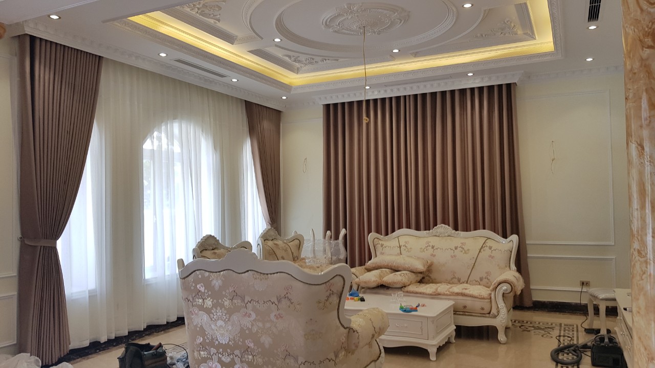 Với một số căn phòng có nhiều ánh sáng, cần chọn chất liệu rèm vải cao cấp dày để chắn sáng hiệu quả hơn
