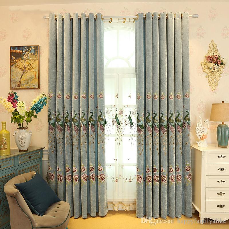 Rèm vải họa tiết với hoa văn nổi bật