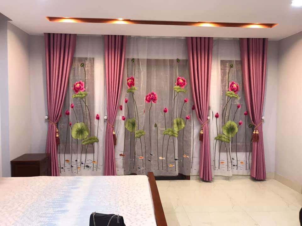 Rèm voan trang trí đi cùng với rèm vải một màu