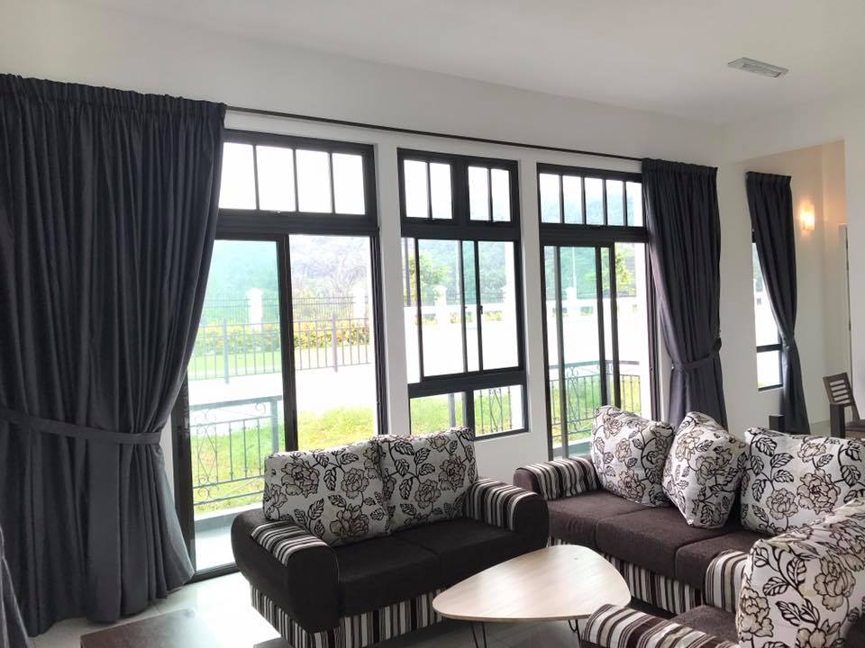 Màu rèm cửa đối lập với màu tường để dung hòa lẫn nhau