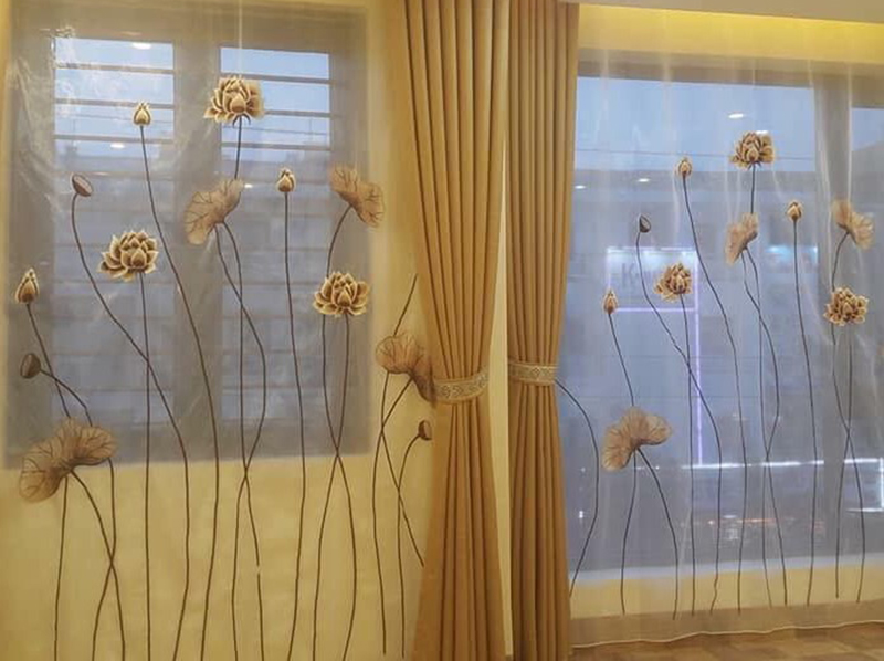 Rèm voan thêu tay đi cùng lớp vải dày để che chắn