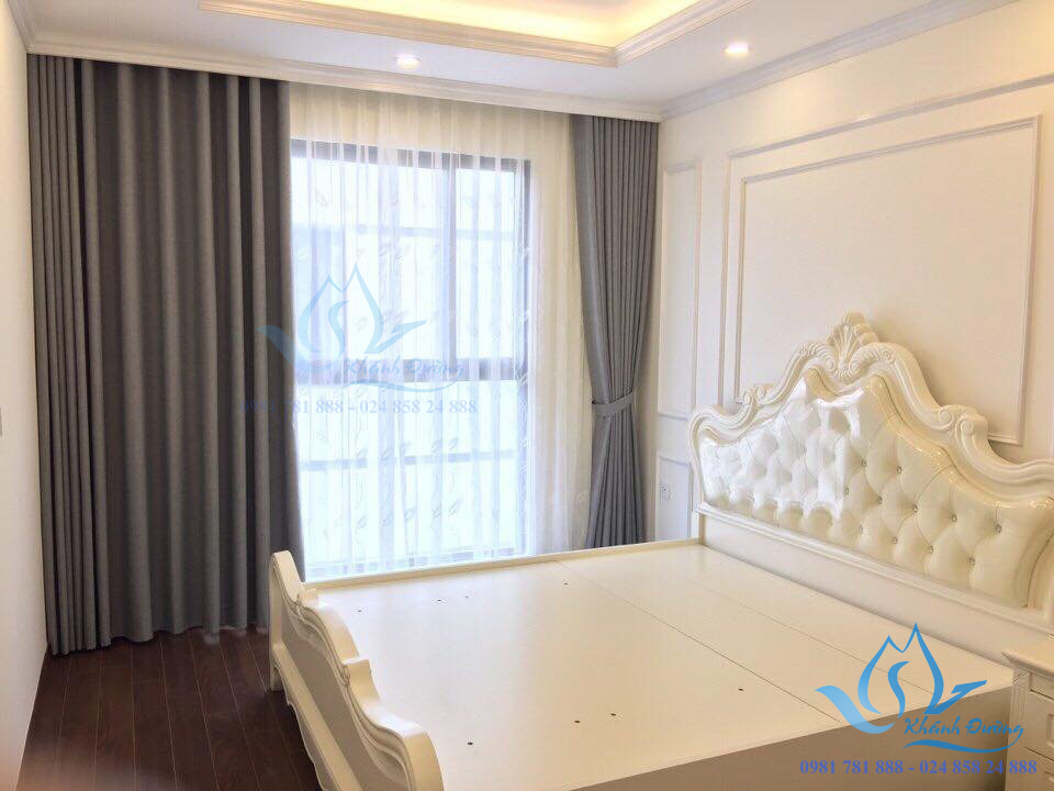 Dùng rèm vải một màu để tạo sự trang nhã