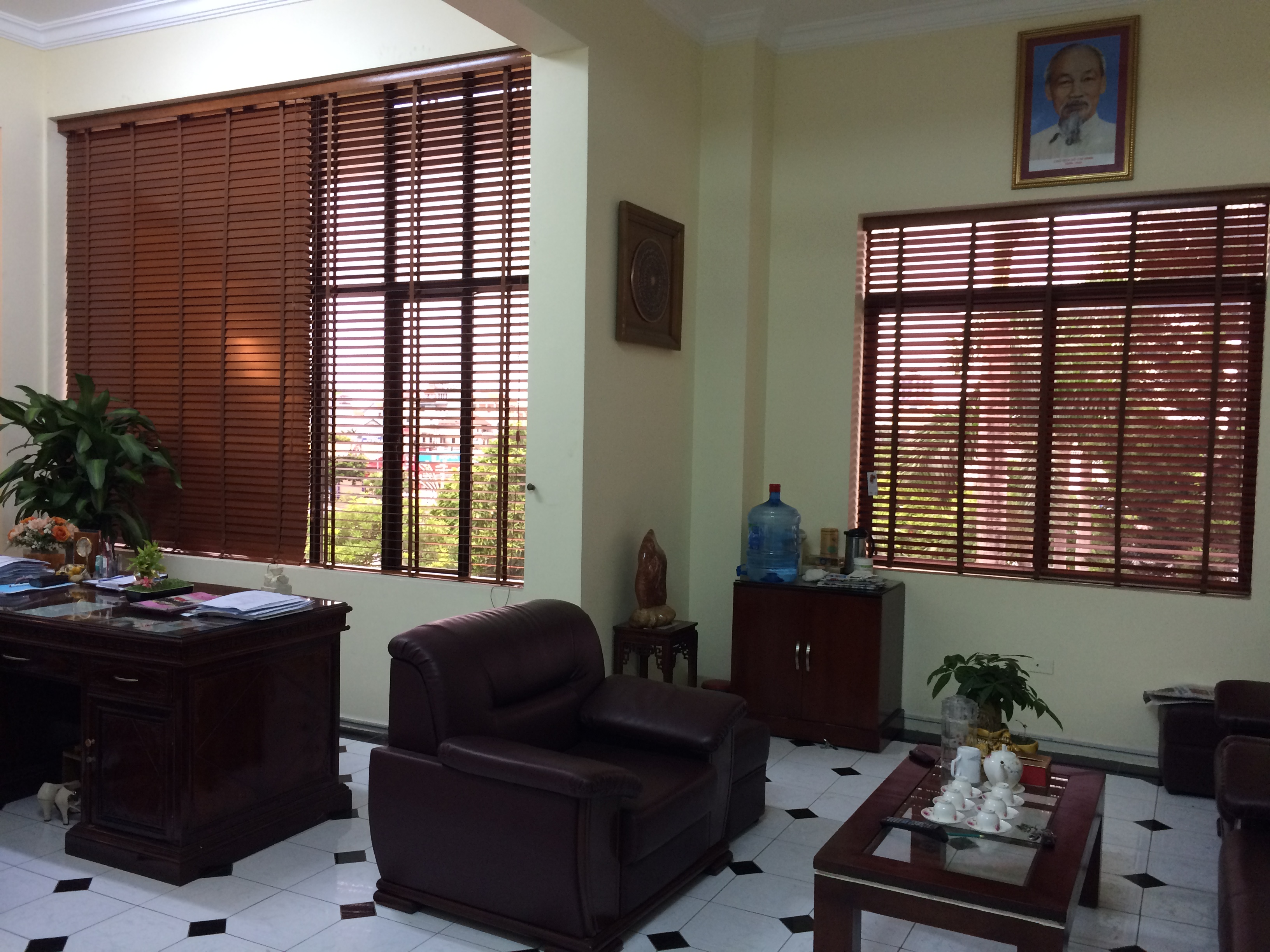 Rèm gỗ màu nâu trầm cho không gian sang trọng